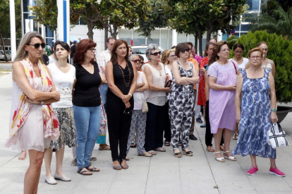 Pla general de diverses dones concentrades davant l'Ajuntament de Cambrils per condemnar la mort d'una dona a mans de la seva exparella. Imatge del 26 de juny del 2017
