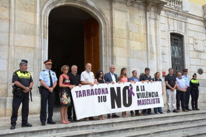 Imatge del minut de silenci que s'ha realitzat davant de l'Ajuntament de Tarragona.
