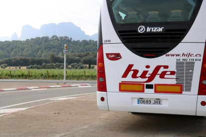 Detall de la part posterior d'un bus de la Hife a l'encreuament de la T-330 a Horta de Sant Joan cap a Lledó, al Matarranya. Imatge del 26 de juny de 2017 (horitzontal)