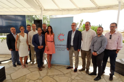 Imatge dels representants dels càmpings amb la regidora de turisme i l'alcalde de Tarragona.