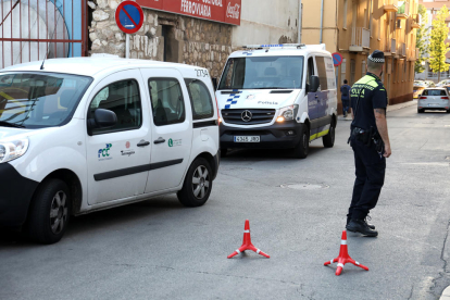 Un agente de la Guardia Urbana de Tarragona en la calle del Mar.