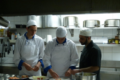Alumnos de la UEC aprenden cocina.