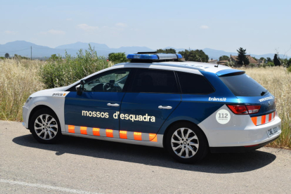 En arribar a un tram recte amb bona visibilitat, els Mossos d'Esquadra van trobar dos vehicles accidentats que havien col·lidit entre si.