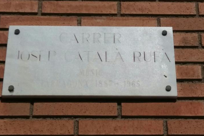 El nombre de la calle Josep Català Rufà cuesta de ver. La información adicional de la parte inferior es totalmente ilegible.