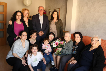 Ana María García con su hija María Luisa, sus nietas, las bisnietas y las tataranietas, junto con Camí Mendoza y Francesc Tarragona.