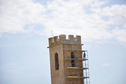 Les obres de restauració del merlet del Campanar de Conesa han durat prop d'un mes.