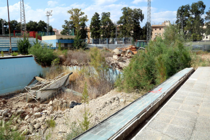 Las antiguas piscinas de Tortosa, donde la primera excavadora ha empezado a trabajar para construir el nuevo complejo de aguas.