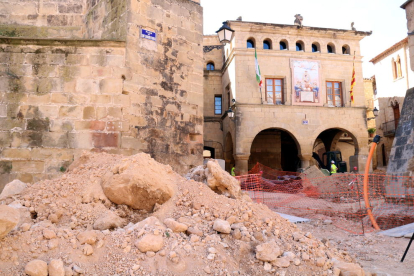 Montón de escombros sobre el punto donde se ha localizado la base de la antigua cruz de término en el casco antiguo de Horta de Sant Joan, donde se ejecutan obras de mejora de las calles y plazas.