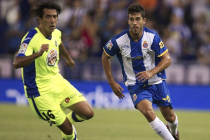 A la dreta, el futbolista Dídac Vilà durant un partit amb la samarreta de l'Espanyol.