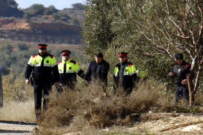 Agents del Mossos d'Esquadra mentre traslladen l'acusat de matar dos agents rurals a Aspa al furgó policial després de la reconstrucció dels fets a la finca on estava caçant