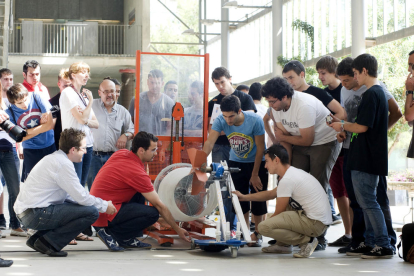 Imatge d'arxiu d'estudiants d'enginyeria de la URV durant un concurs de vehicles eòlics.