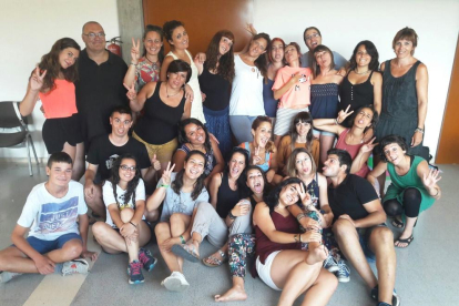 Fotografia del grup dels participants del Curs de Monitors de Lleure realitzat a Cunit.