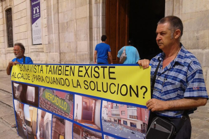 El afectado se ha manifestado con una gran pancarta reclamando soluciones al Ayuntamiento.