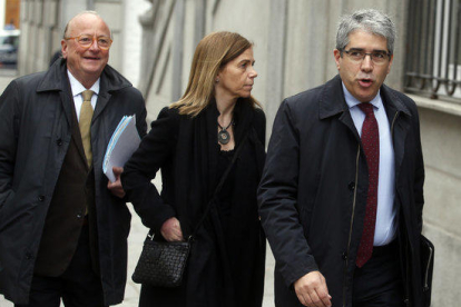 El exconseller Francesc Homs, con su mujer y el exsecretario de Difusión Jordi Vilajoana, el 28 de febrero del 2017 entrante en el Supremo.