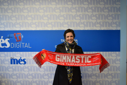 Mujer del ganador, Marc Piqué, recogiendo la bufanda del Nàstic por la redacción del Diari Més.