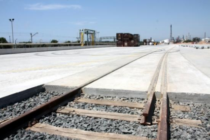 La terminal ferroviària ubicada a les instal·lacions de Bayer a La Canonja espera la connexió amb el 'tercer fil' per tal d'exportar en vies d'ample europeu.
