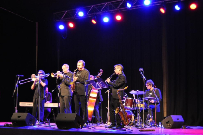 La Vella Dixieland durant el seu concert a Ascó.