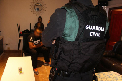 Imagen de uno de los registros practicados en la operación policial antidroga en el barrio Gaudí.