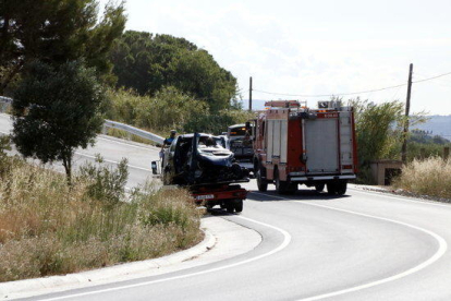 Pla general d'un dels vehicles accidentats a la TP-7225 a Reus, carregat damunt la grua.