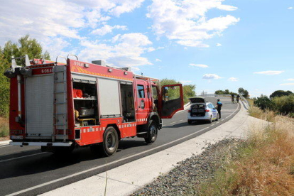 Pla general del lloc de l'accident a la TP-7225 a Reus amb vehicles d'emergència al lloc dels fets.