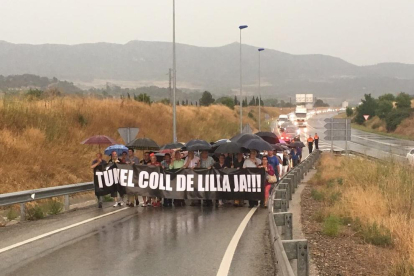 Desenes de persones demanant la represa del túnel del Coll de Lilla, ahir a la tarda.