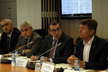 El conseller de Interior, Jordi Jané, preside la comisión de Protecció Civil para homologar el Plan de riesgo por ventoleras, con los directores generales Juli Gendrau y Joan Delort y el secretario general, Cèsar Puig.