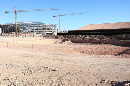 Imagen del gran hoyo que se transformará en una piscina olímpica de cincuenta metros los próximos meses.