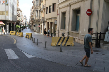 Els blocs que barren el pas de vehicles al nucli antic s'estenen pel carrer Llovera fins la Llibertat.