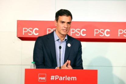 Pla mig del secretari general del PSOE, Pedro Sánchez, en roda de premsa el 9 d'octubre del 2017.