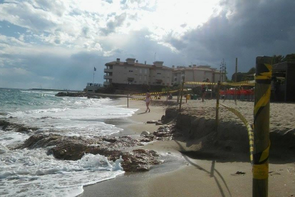 Imatge de la zona senyalitzada a la platja.