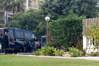 Varias furgonetas policiales se han visto esta mañana ante el establecimiento Hotel Best Solo de Oro