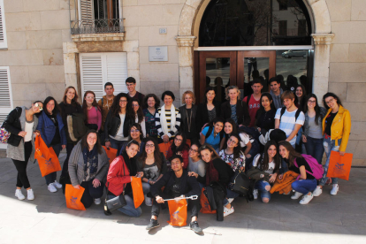 Els 14 joves italians i les seves professores del centre educatiu de Sicília, acompanyats dels seus amics vila-secans, en una foto de record a l'exterior de l'Ajuntament.