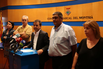 El presidente del Consell Comarcal del Montsià, Francesc Miró, compareciendo rodeado de los consejeros|consellers socialistas.