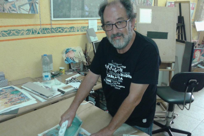 Màrius plancha un dibujo que, previamente, ha arrugado, en su taller de la calle Mediona.