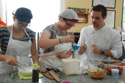 Algunos alumnos con el chef Sergi Palacín durante el curso.