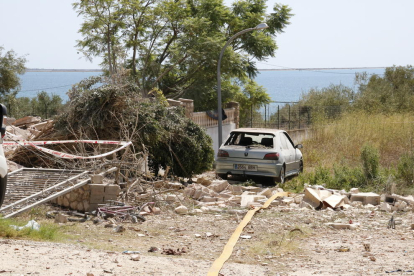 Un coche estropeado por la ola expansiva de la primera deflagración en la casa de Alcanar Platja.