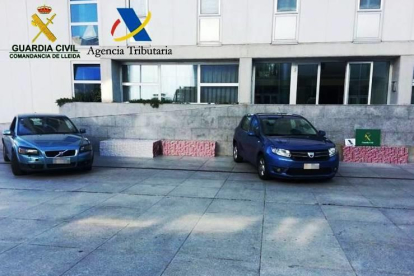 Imagen de dos de los vehículos utilizados por los presuntos contrabandistas de tabaco procedente de Andorra.