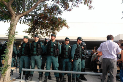 Imatge de la presència de la Guàrdia Civil a Mont-roig l'1 d'octubre.