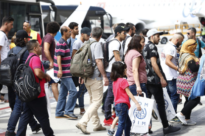 La llegada de los refugiados al aeropuerto Adolfo Suárez Madrid-Barajas, este miércoles.