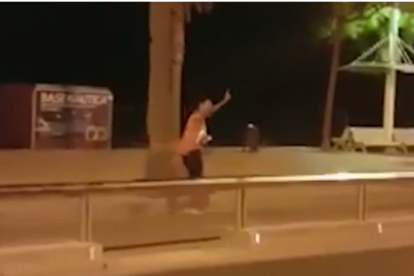 Captura del vídeo que va difondre un testimoni on apareix en cinquè terrorista abans de ser abatut.