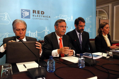 El president de Red Eléctrica, José Folgado, al centre.