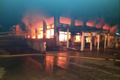 Imatge de les flames que sortien del basar, aquesta passada matinada.