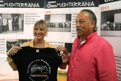 El presidente de la entidad, Ángel Juárez, y la consellera de Relacions Ciutadanes en Tarragona, Elvira Ferrando, con la camiseta de los Premios.