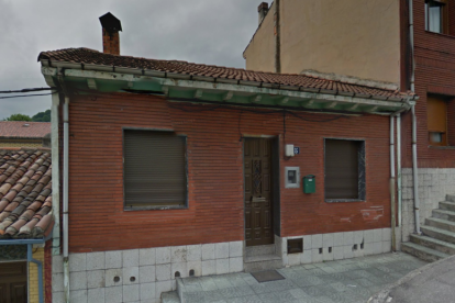 Imatge de la casa on vivía la dona i el seu fill, situada al carrer Farmacéutico Ponga del municipi de Langreo.