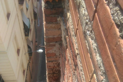 Les abelles accedien directament del carrer al fals sostre, per un forat els maons de l'edifici. El professional assegura que mai s'havia trobat un rusc tan gran.