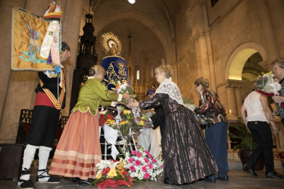Un momento de la ofrenda floral en la catedral.