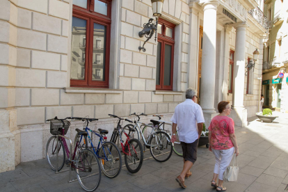 Una imatge d'arxiu de l'espai de pàrquing de bicicletes habilitat a l'entrada de l'Ajuntament.