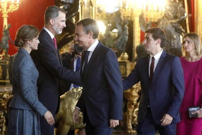 Els reis d'Espanya saludant a l'expresident Rodríguez Zapatero i a Albert Rivera a la recepció al Palau Reial.