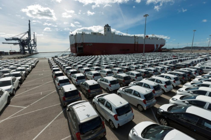 Centenares de vehículos en el Puerto de Tarragona, esperando nuevo destino.