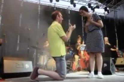 El joven le pidió matrimonio encima del escenario.